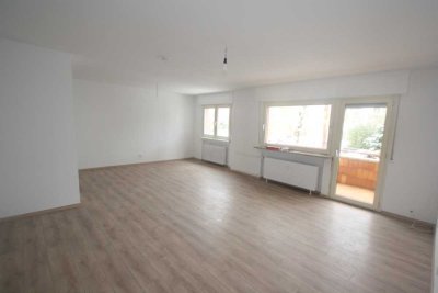myHome-Immobilien / Supergünstige, lichtverwöhnte und NEUWERTIGE 2 Zi-Wohnung + Balkon