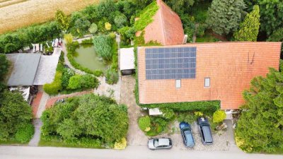 Fachwerkhaus mit großem, gepflegtem Grundstück, Gartenteich und Freizeitgebäude in ruhiger Lage