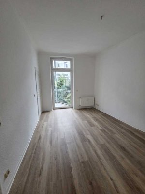 geräumige 2-Raum-Wohnung mit großem Balkon, Wannenbad und Einbauküche