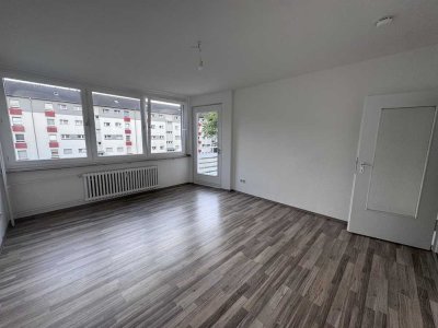 // frisch renovierte 3 Zimmer Wohnung in beliebter Gegend mit Balkon //