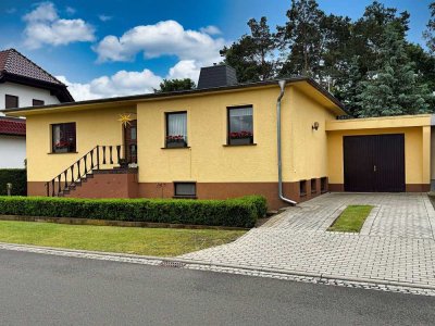 Reserviert: Exklusiver Bungalow mit überdachtem Pool, Garage und idyllischem großen Grundstück