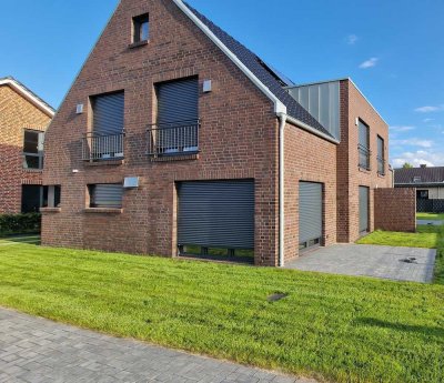 Neubau aus 2023, helle 5-Zimmer-Doppelhaushälfte mit EBK, Carport und Garten in Ganderkesee