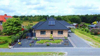 Moderner Bungalow in idyllischer Kanallage von Wiesmoor – barrierefrei, hochwertig & naturverbunden