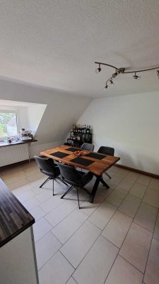 Klimatisierte DG Wohnung in Toplage