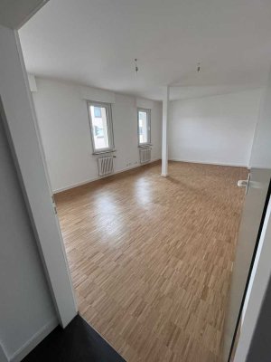 Stilvolle 2-Zimmer-Wohnung mit großer Terrasse und EBK in Frankfurt am Main