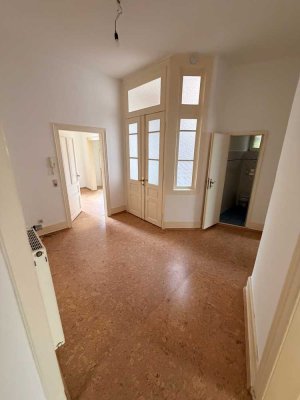 4 Zimmer Altbauwohnung, 105m² mit hohen Decken im 1. OG, Wintergarten und Tageslicht