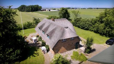 Exkl. Reetdachhaus vor den Toren von SYLT – in absoluter Bestlage. Ein JUWEL ...