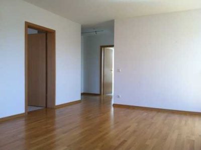 Dachgeschosstraum mit 2 Balkonen und Pkw-Stellplatz