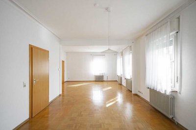 Zentrale 4,5-Zimmer-Wohnung mit Altbaucharme!