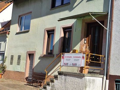 Neuer Preis!!! Erschwingliches Einfamilienhaus mit Burgblick sucht neuen Besitzer