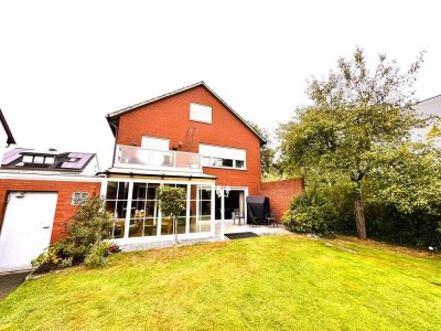 Vollmöbliert! EG-Wohnung mit großem Gartengrundstück+Garage (3 Zimmer+1 Büro/Hobbyraum+Wintergarten)