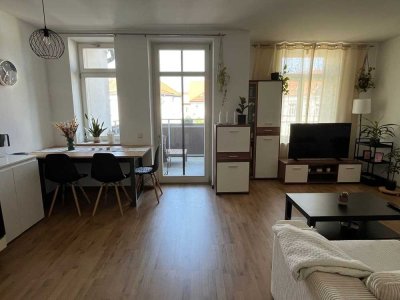 2-Zi-Whg in Schönefeld: saniert, möbliert, mit Balkon und Aufzug