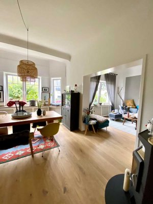 Traumhafte Altbauwohnung im EG mit EBK, großer Terrasse, eigenem Gartenteil