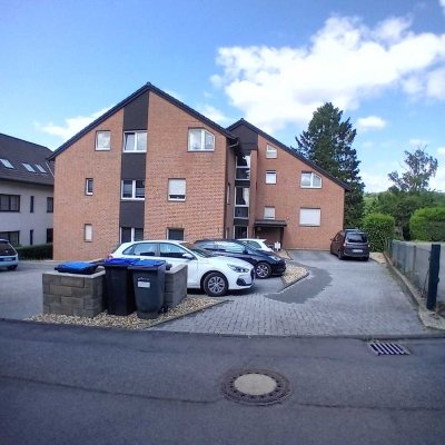 Singleappartement inkl. EBK mit Balkon in gepflegtem 9-Familienhaus