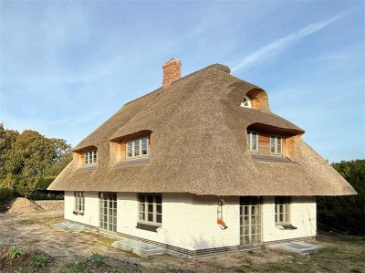 KEITUM - Neubau-Einzelhaus mit Garage auf zurückgezogenem Grundstück - Pool möglich - SYLT