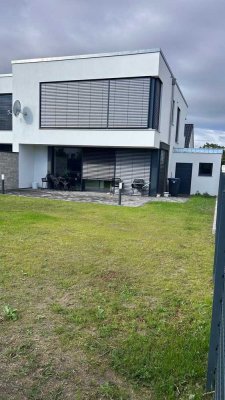 Doppelhaushälfte mit exkl. Ausstattung, mod. Bädern, Terrasse und PV-Anlage