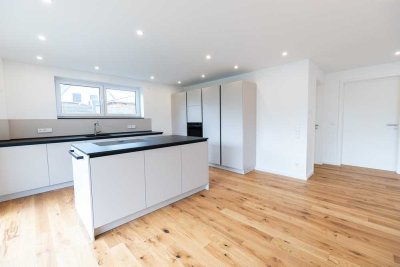 Stilvolle 5-Zimmer-Maisonette-Wohnung mit lux. Innenausstattung mit Garten und EBK in Groß-Zimmern