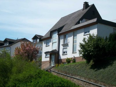 Gepflegtes MFH in bevorzugter Lage in Niederlahnstein vermietet schöne helle 5 Zimmer Wohnung
