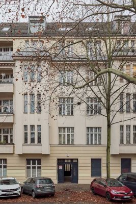 Elegant Altbau with lofty ceilings & lift – tucked away in the Kungerkiez