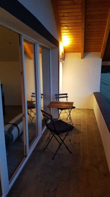680 € - 54 m² - 2.0 Zi.
Wohnung ist nicht möbliert. 
Ruhige Single Dachgeschoss Wohnung.