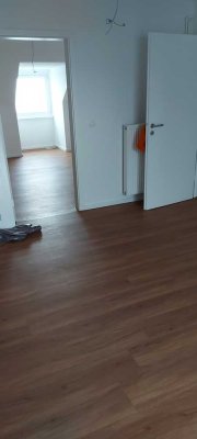 TOP Lage, neu renovierte 2-Zimmer-Wohnung mit Einbauküche in ruhigem Mietshaus