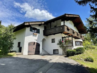 EINZIGARTIGE LANDHAUSVILLA MIT GROẞEM GARTEN UND BERGBLICK IN ZENTRALER BESTLAGE