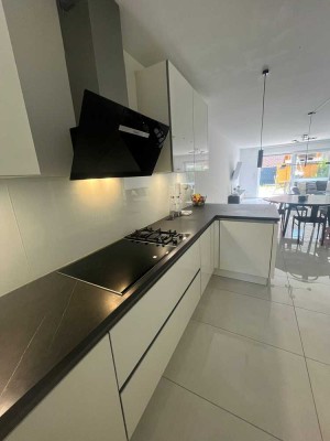 Attraktives Reihenendhaus (Baujahr 2021) in Krefeld-Lehmheide mit Garage und Stellplatz