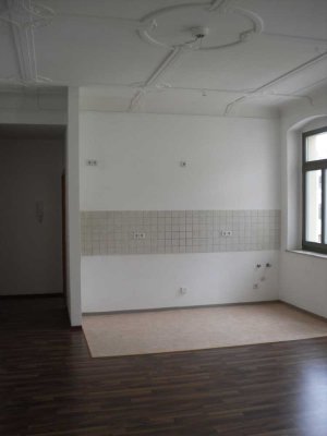 3-Zimmer-Wohnung mit Stuck und Nussbaumlaminat