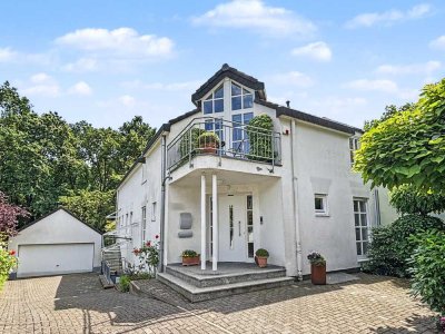 Repräsentatives Wohnen im Grünen - Exklusive Villa mit Einliegerwohnung in Köln-Hahnwald