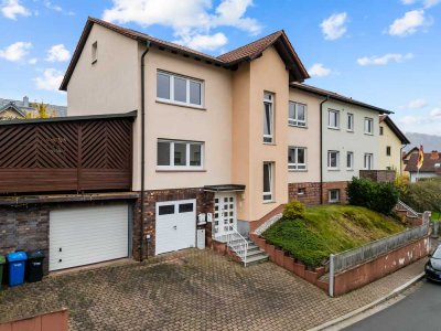 **Saniertes 2-Familien-Wohnhaus mit zwei Garagen in ruhiger Wohnlage**