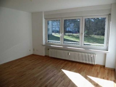 Vollständig renovierte Hochparterre-Wohnung mit dreieinhalb Zimmern und Balkon in Celle