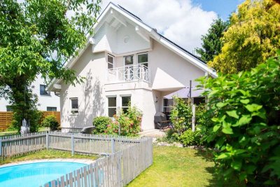 Zeitlos schön: Modernisiertes Haus mit Garten, Pool, Garage, effizienter Heizung & PV-Anlage