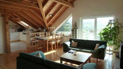 Schöne 3,5-Zimmer-DG-Wohnung mit gehobener Innenausstattung, Balkon und EBK