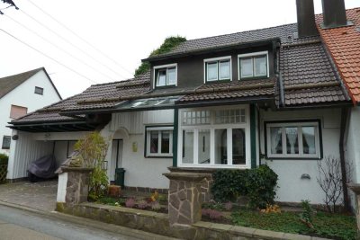 Märchenhaft- verspielte Doppelhaushälfte mit Garage in Winkelhaid