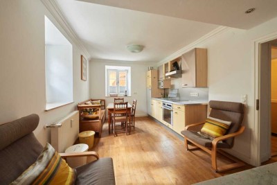 Stilvolle 3,5-Zimmer-Wohnung mit großzügiger Terrasse in wunderschöner, sanierter Villa in Bad Reich