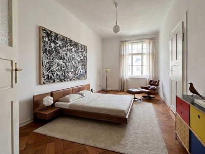 klassische 3 Zimmer-Altbauwohnung mit Balkon und historischem Fischgrätparkett - bezugsfrei