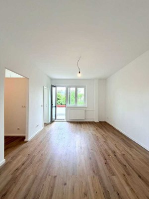 Einziehen. Durchatmen. Ankommen. Kernsanierte 1,5-Zimmer-Wohnung mit Balkon ins Grüne