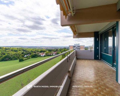 Lichtdurchflutete Drei-Zimmer-Penthouse-Wohnung mit zwei Balkonen und TG-Stellplatz in bester Lage