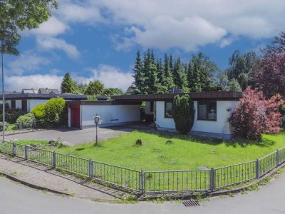 Stylischer und familiengerechter Flachdachbungalow in wunderbarer grüner und ruhiger Lage