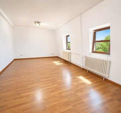 *Charmantes Dachstudio mit Terrasse in Top-Lage*