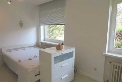 helles, gepflegtes WG-Zimmer in einer 3er jungen Frauen-WG. Küche mit Einbauküche in Osdorf, Hamburg