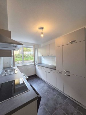 Bad Dürrheim: Bezugsfreie, komplett modern. 2 - Zimmer- Whg. mit Stellpl., tolle Einbaukü u.v.m..