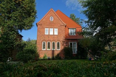 Grün, ruhig, charmant – 1-Zimmer-DG-Wohnung mit Charme in Rendsburger Parksiedlung