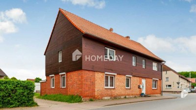 Charmantes Mehrfamilienhaus mit zwei Wohneinheiten, Garage, Carport und großzügigem Garten