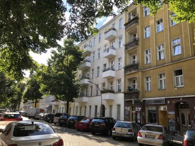 Neubaugleich kernsanierte helle Stuck-Altbauwohnung mit 2 Balkonen und Wohnküche im Schillerkiez
