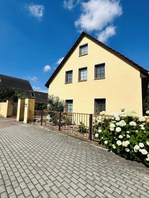 Großzügiges,  luxuriöses Einfamilienhaus mit Pool, großer Terrasse und großem Garten in Krostitz