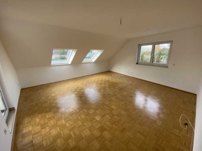 Bochum Weitmar-Mitte: Helle und großzügige 2,5 Dachgeschosswohnung mit Balkon