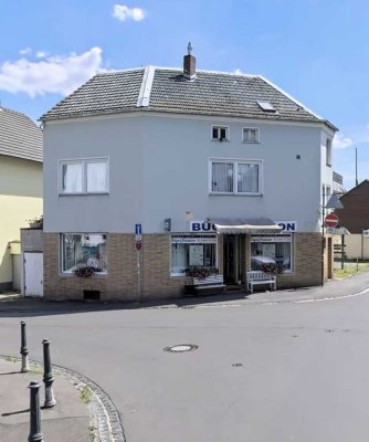 Renovierungsbedürftiges Mehrfamilienhaus in beliebter Rheinlage