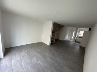Neuwertige DHH mit Garten