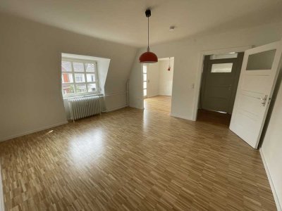 Erstbezug nach Sanierung mit Balkon: Exklusive 3-Zimmer-DG-Wohnung in Saarbrücken